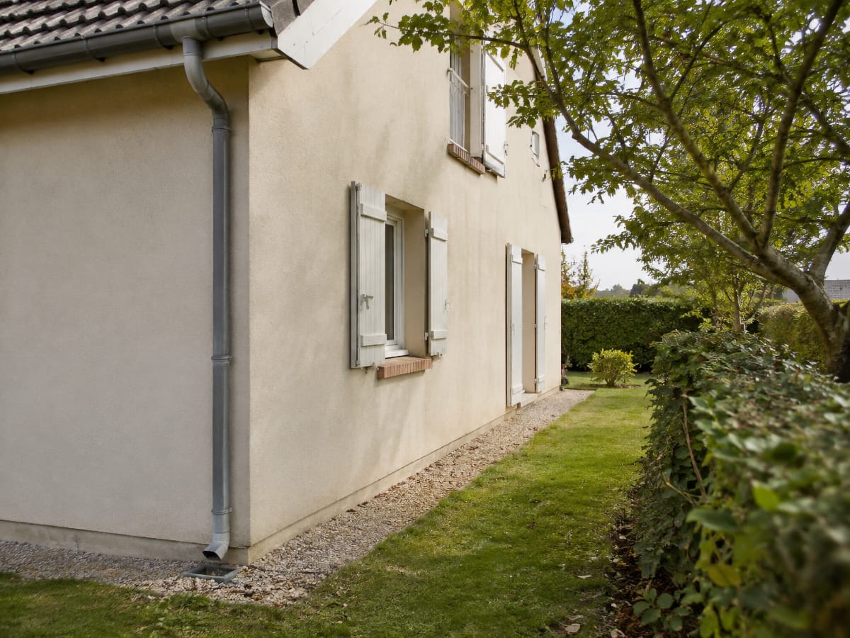 Façade avec évacuation d’eau et végétation dégagées pour limiter le retour des traces vertes