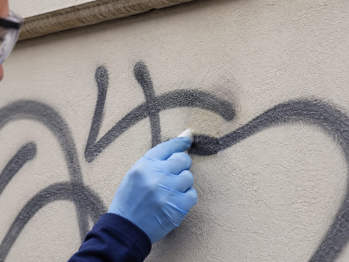 Test d'un produit anti-graffiti sur une petite zone de façade