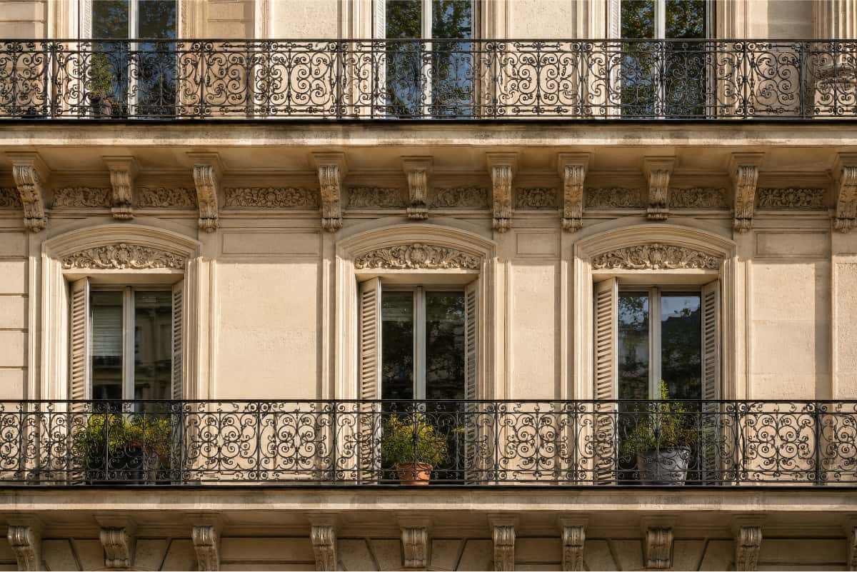 Façade en pierre de taille d'un immeuble haussmannien parisien