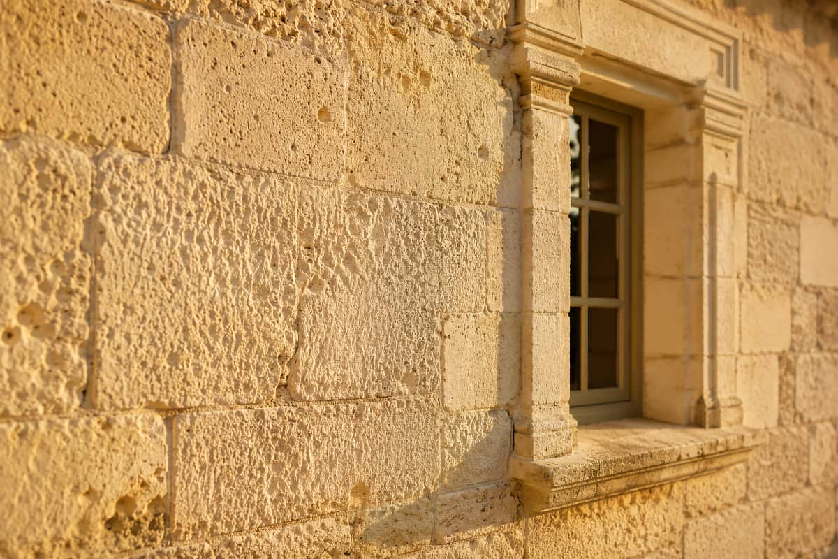 Façade en pierre de tuffeau blanche typique du Val de Loire
