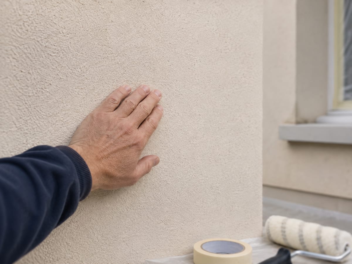 Vérification d'une façade propre et sèche avant peinture