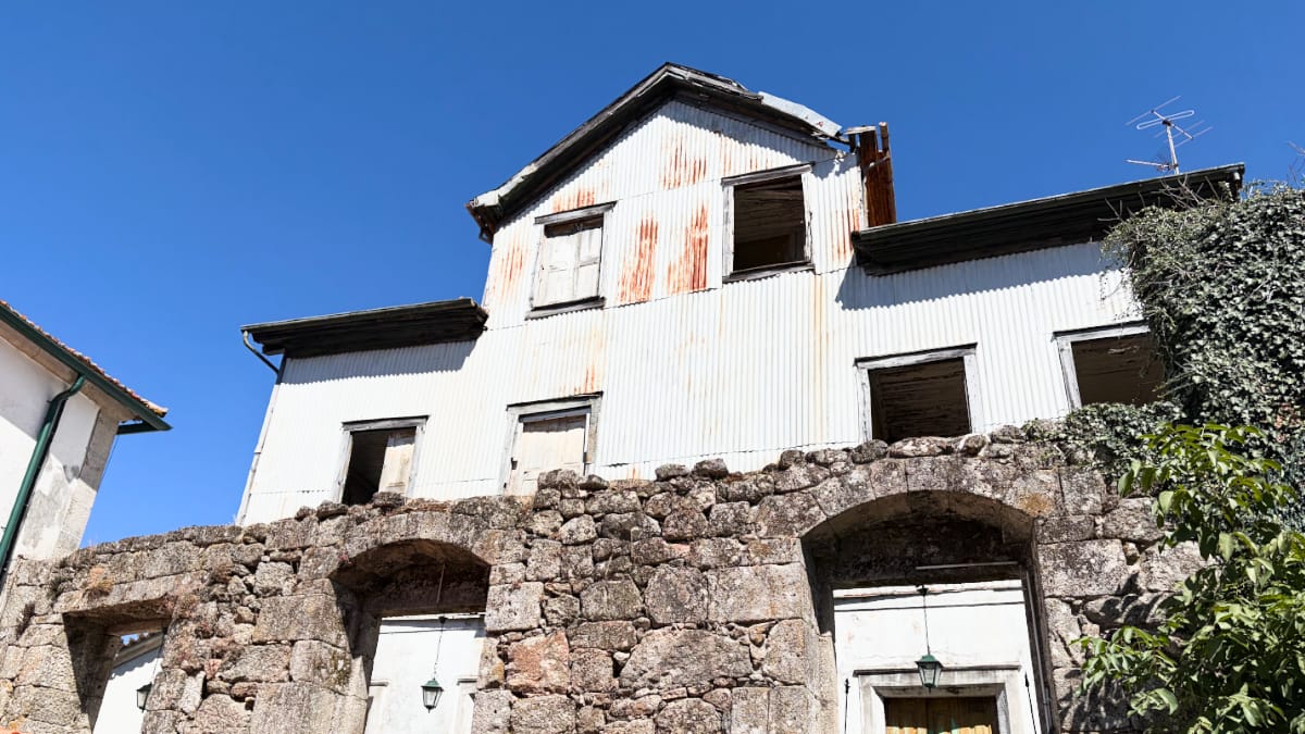 Comment nettoyer un bardage métallique ou une façade en tôle ?